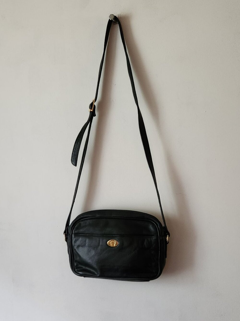 Etienne Aigner camera style crossbody bag vintage 90s black gold hardware GUC